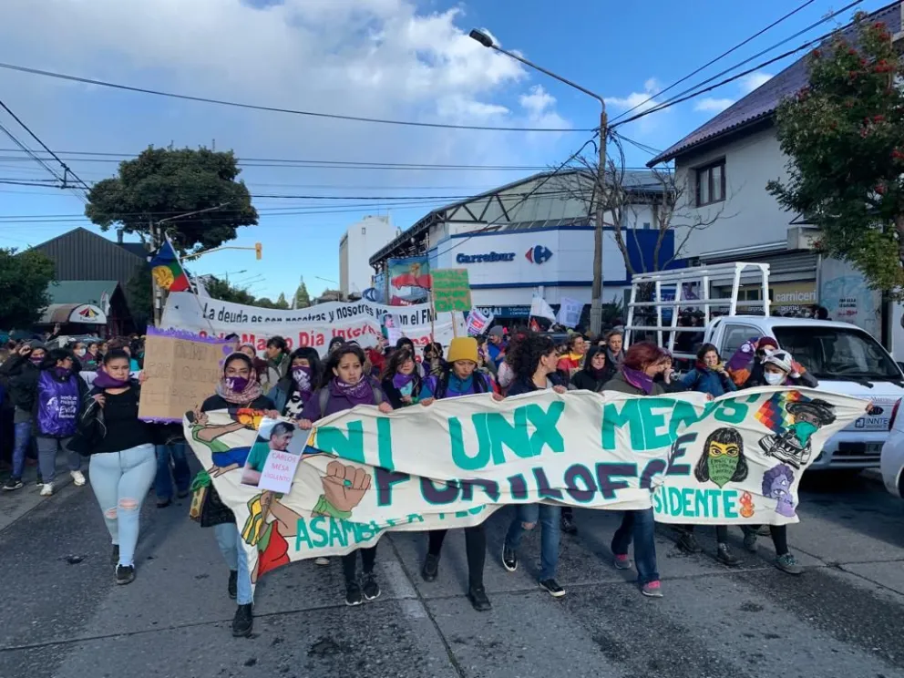 8M: Multitudinaria marcha en Bariloche 