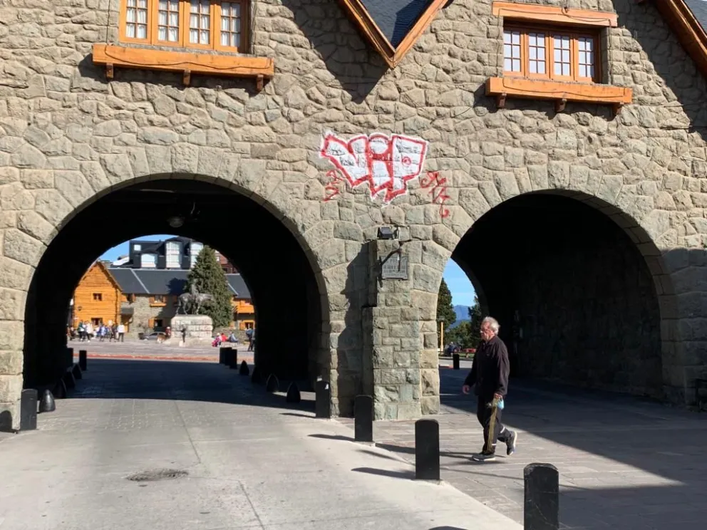 Grafiteros pintaron "VIP" en los arcos del Centro Cívico y en altura