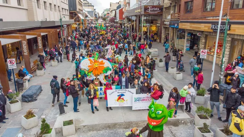 Convocan a escuelas, organizaciones y familias para ser parte del Desfile de Gigantes 2023