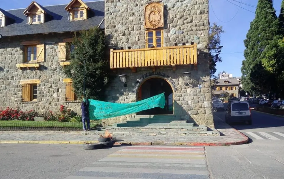Vecinos del barrio Arrayanes reclamaron por obras de agua, gas y cloacas en el Centro Cívico