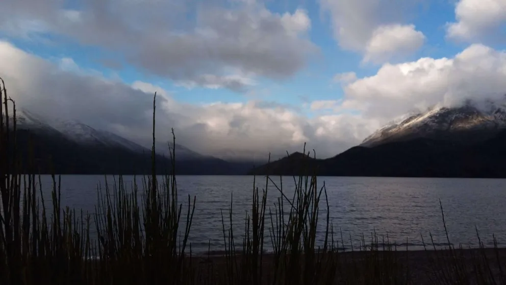 Martes ventoso con cielo parcialmente nublado y precipitaciones a la vista en Bariloche