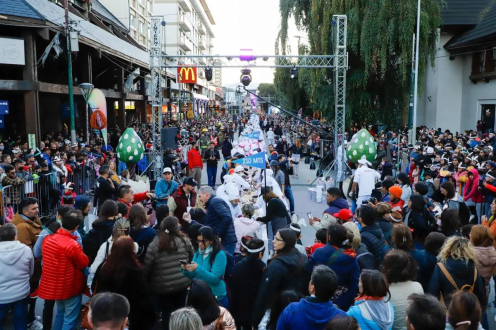 Una multitud disfrutó de la barra de chocolate más larga del mundo: 210 metros