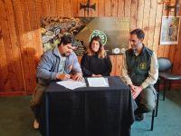Firmaron un convenio entre la Asociación Paleontológica Bariloche y Parques