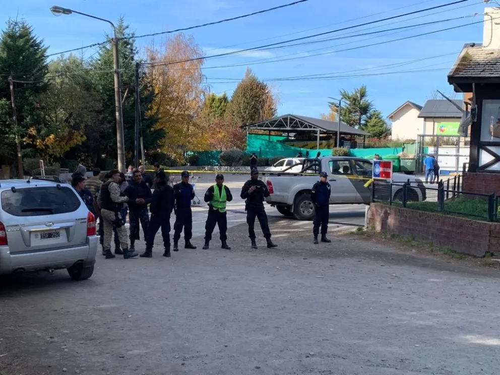 Un joven murió apuñalado en el estacionamiento de un supermercado del kilómetro 4.400