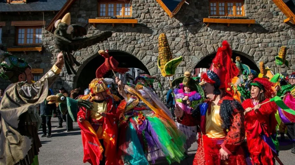 El Desfile de Gigantes abrió el Festival de Títeres en Bariloche